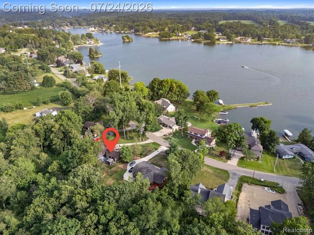 7337 Driftwood Drive, Fenton, MI 48430