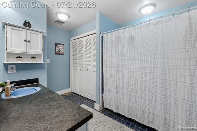 7337 Driftwood Drive, Fenton, MI 48430