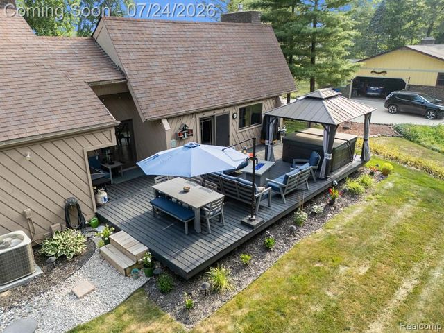 7337 Driftwood Drive, Fenton, MI 48430