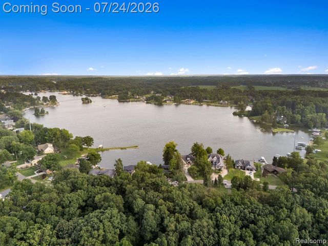 7337 Driftwood Drive, Fenton, MI 48430