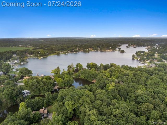 7337 Driftwood Drive, Fenton, MI 48430
