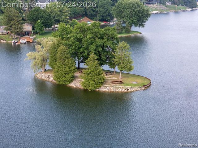 7337 Driftwood Drive, Fenton, MI 48430