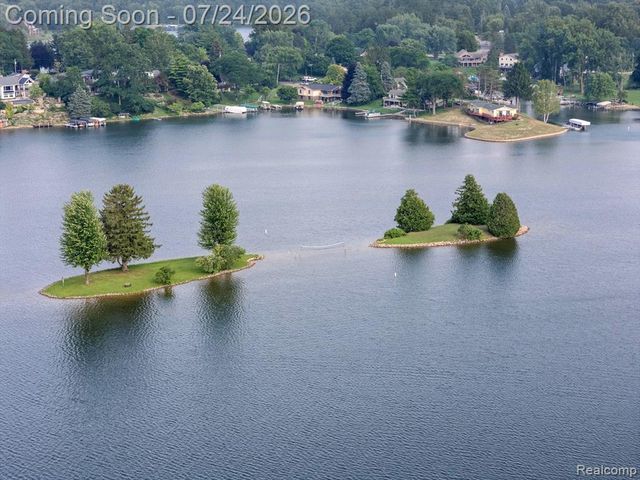 7337 Driftwood Drive, Fenton, MI 48430