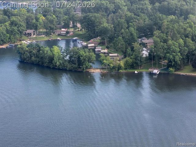 7337 Driftwood Drive, Fenton, MI 48430