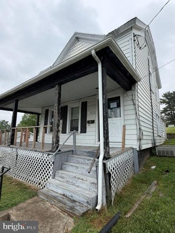 Image 3 of property listing at 805 E B ST, Brunswick, MD 21716