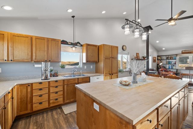 24148 DEWEY LN, Hermosa, SD 57744