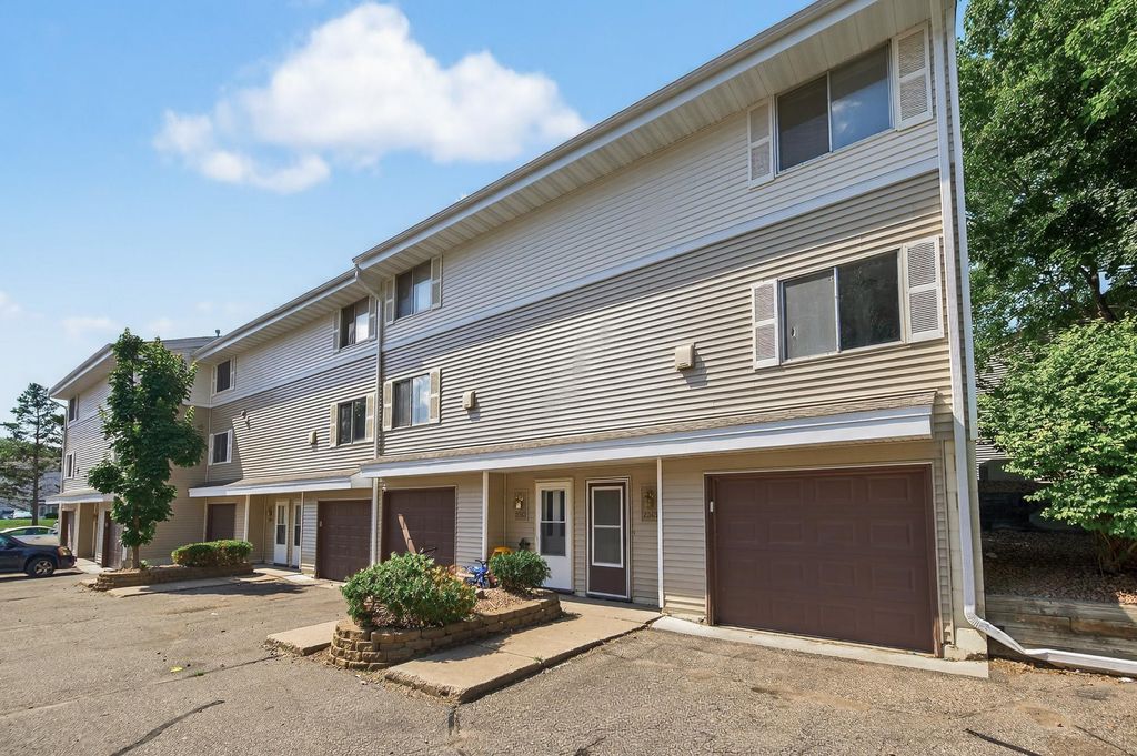 2365 Dorland Lane E, Maplewood, MN 55119