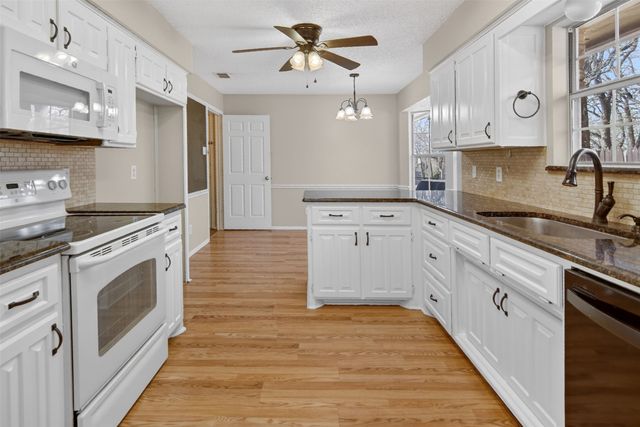 122 Camelot Drive, Weatherford, TX 76086