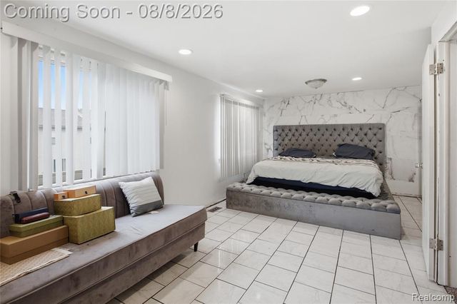 20350 Weybridge Street, Clinton Township, MI 48036