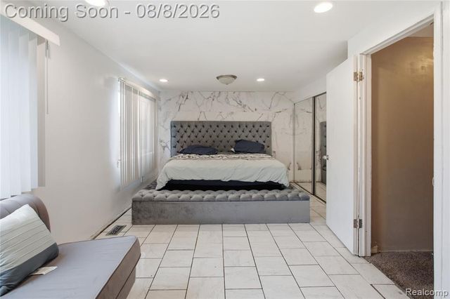 20350 Weybridge Street, Clinton Township, MI 48036
