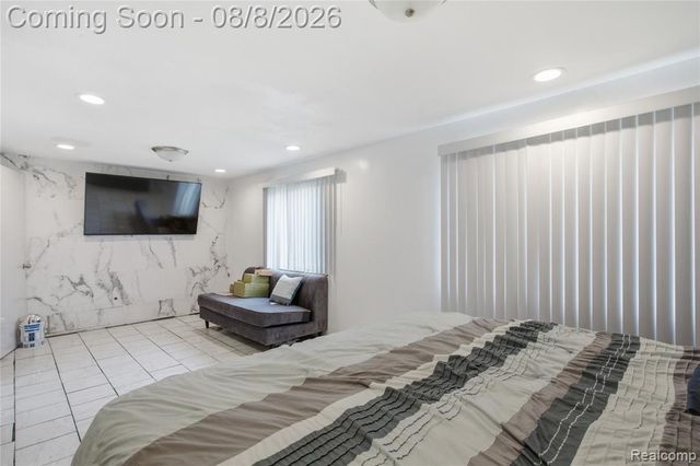 20350 Weybridge Street, Clinton Township, MI 48036