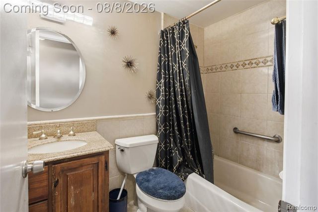 20350 Weybridge Street, Clinton Township, MI 48036