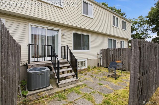 20350 Weybridge Street, Clinton Township, MI 48036