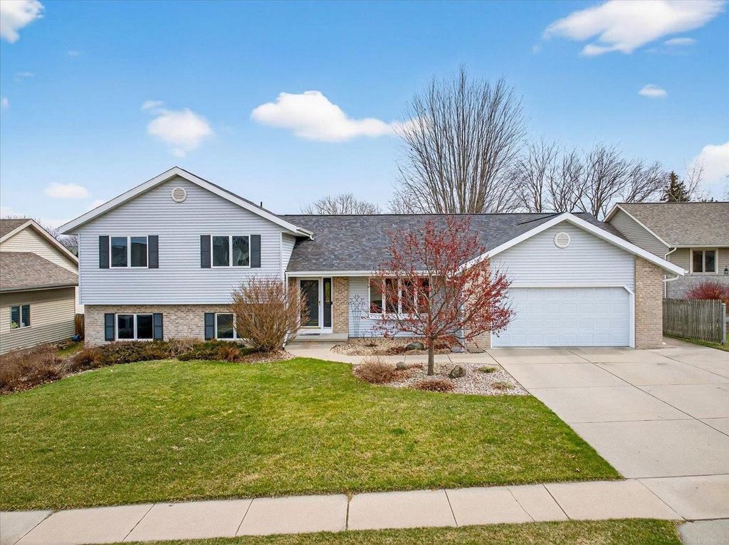 1010 Ganser Drive, Waunakee, WI 53597