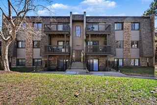 1484 Stonebridge Circle B6, Wheaton, IL 60189