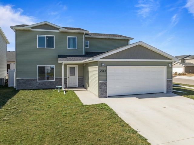 2541 Ivory ST, Minot, ND 58703