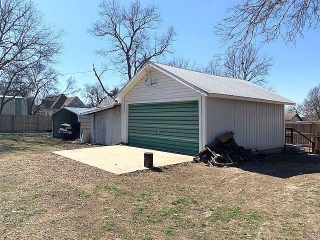 330 E First St, Minneapolis, KS 67467