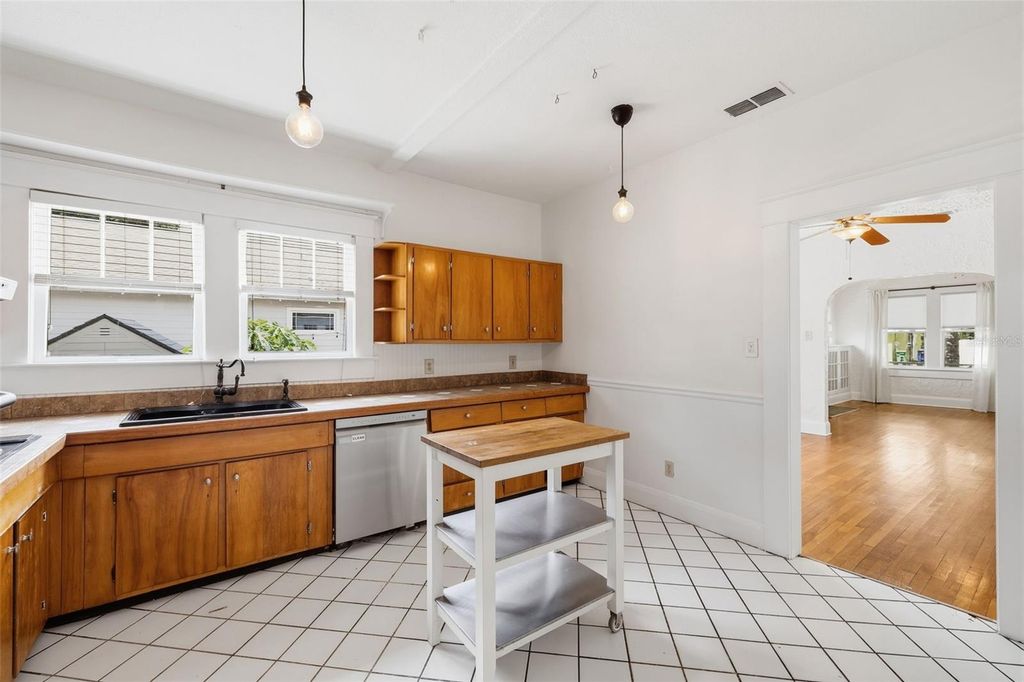 Image 16 of property listing at 1309 E WILDER AVENUE, Tampa, FL 33603