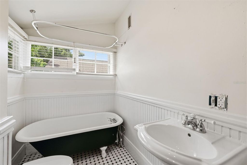 Image 26 of property listing at 1309 E WILDER AVENUE, Tampa, FL 33603