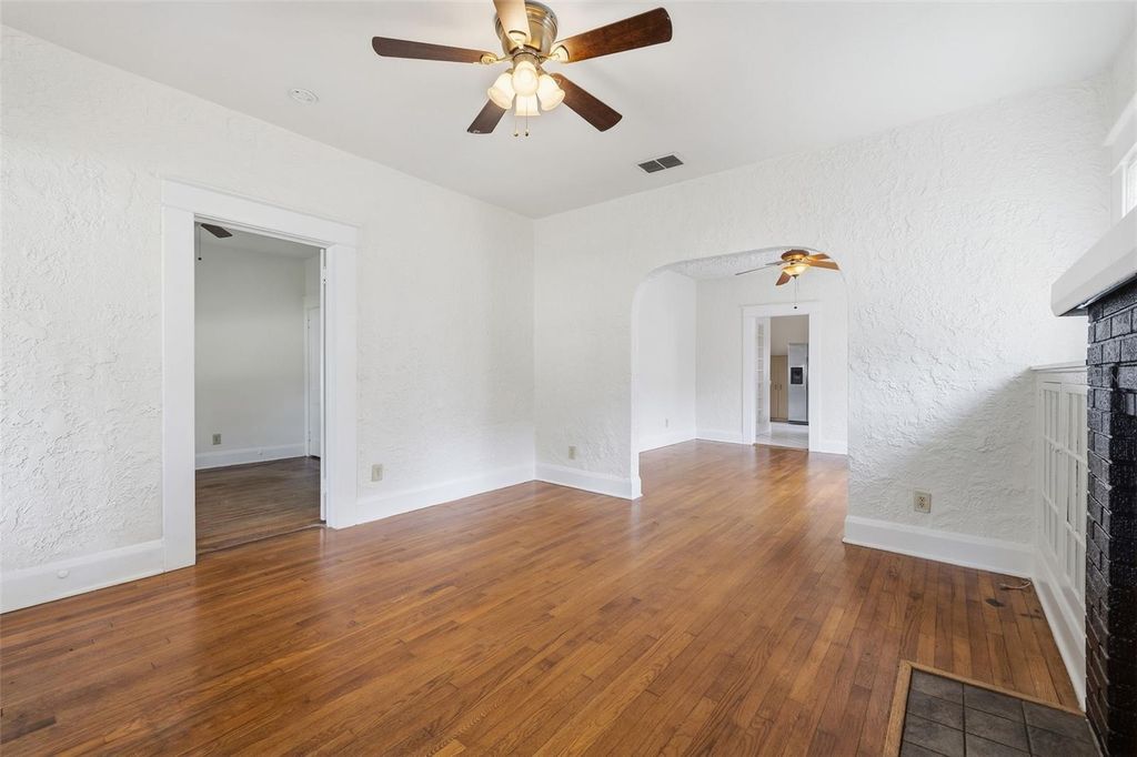 Image 8 of property listing at 1309 E WILDER AVENUE, Tampa, FL 33603