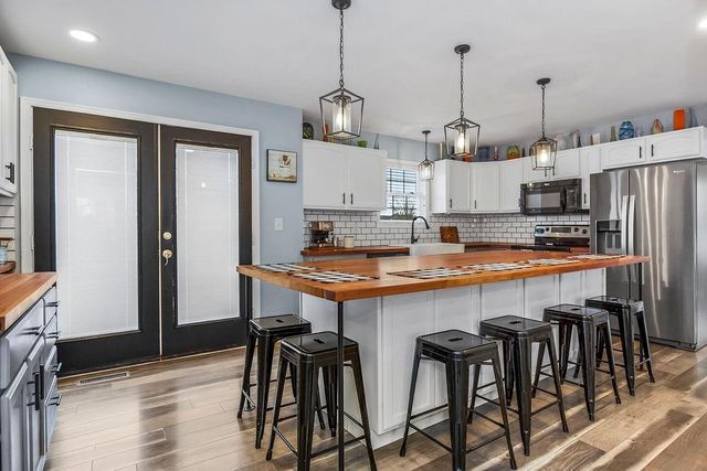 992 E 750 Road, Lawrence, KS 66047