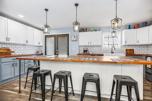 992 E 750 Road, Lawrence, KS 66047