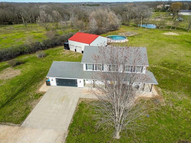 992 E 750 Road, Lawrence, KS 66047