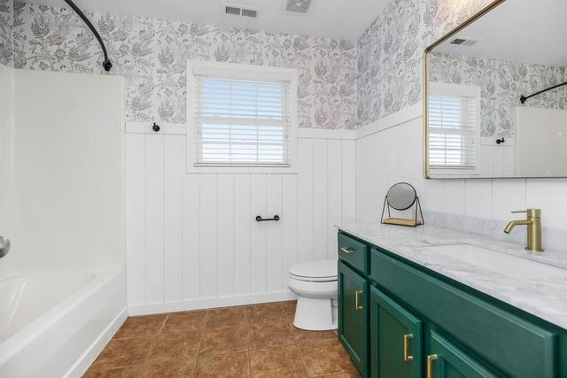 992 E 750 Road, Lawrence, KS 66047