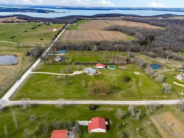 992 E 750 Road, Lawrence, KS 66047