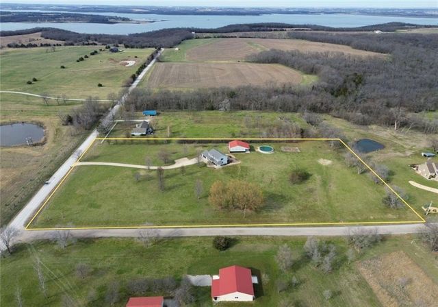 992 E 750 Road, Lawrence, KS 66047