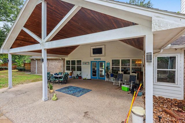 911 Winchester Bend, Huffman, TX 77336