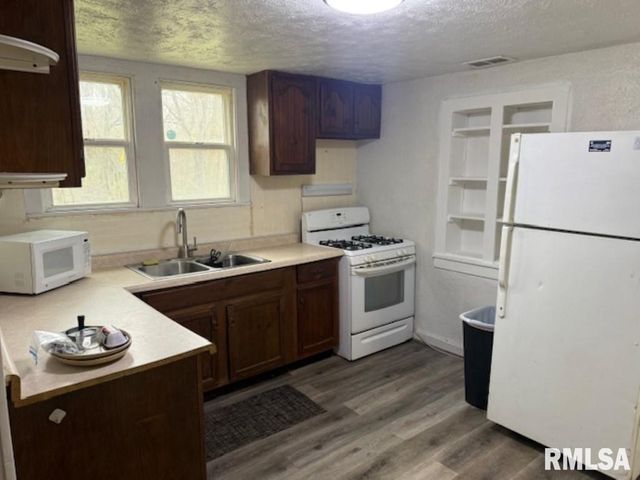 129 & 131 EDGEHILL Avenue, Creve Coeur, IL 61610