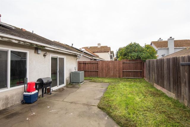 405 Melbourne Dr, Modesto, CA 95357