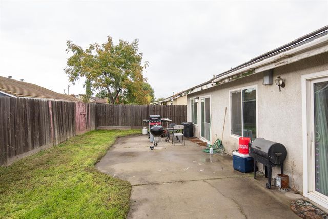 405 Melbourne Dr, Modesto, CA 95357