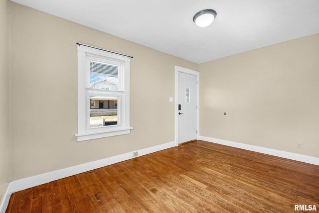 806 S 3RD Street, Pekin, IL 61554