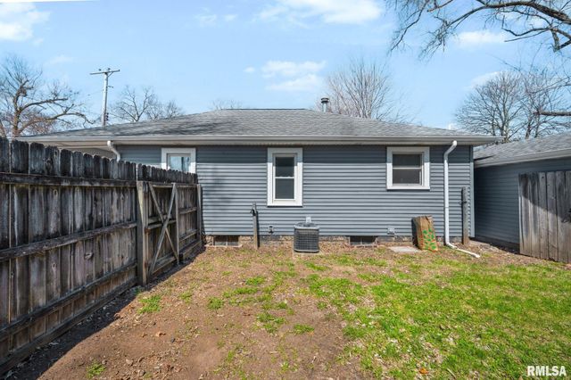 806 S 3RD Street, Pekin, IL 61554