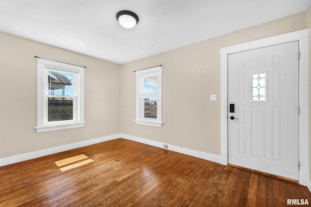 806 S 3RD Street, Pekin, IL 61554