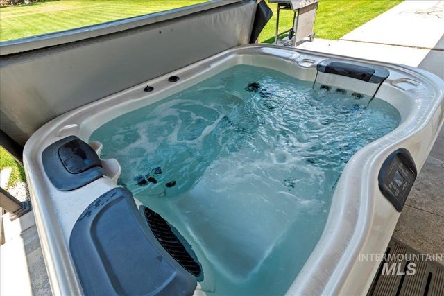 10210 W Hackamore Dr, Boise, ID 83709