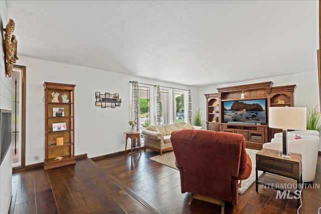 10210 W Hackamore Dr, Boise, ID 83709