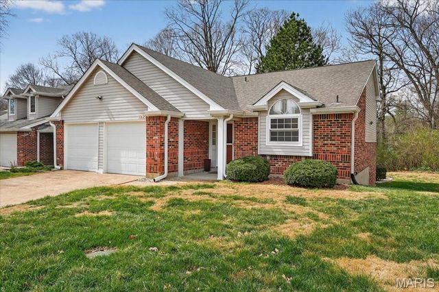 1045 Woodlake Village Drive, Chesterfield, MO 63141