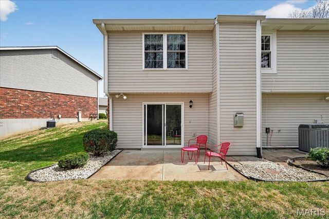 1045 Woodlake Village Drive, Chesterfield, MO 63141