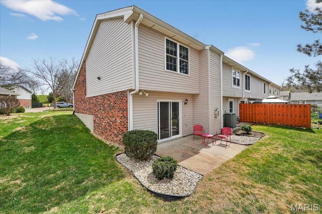 1045 Woodlake Village Drive, Chesterfield, MO 63141