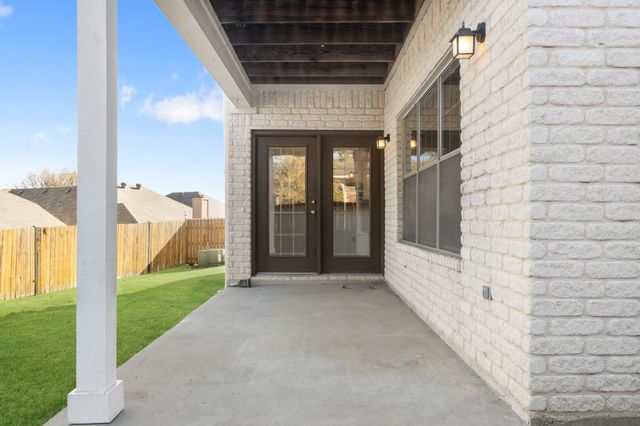 2824 Greenway Drive, Burleson, TX 76028