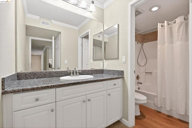 660 Canyon Oaks Dr B, Oakland, CA 94605