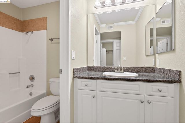 660 Canyon Oaks Dr B, Oakland, CA 94605
