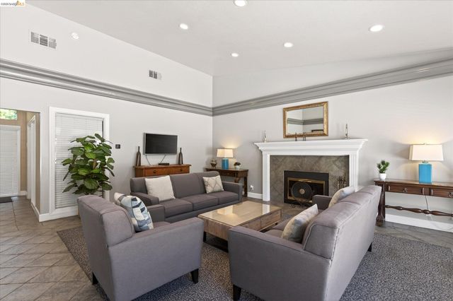 660 Canyon Oaks Dr B, Oakland, CA 94605