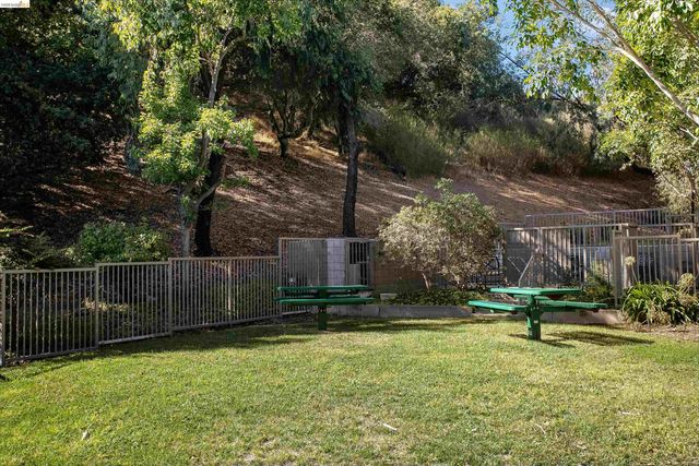 660 Canyon Oaks Dr B, Oakland, CA 94605