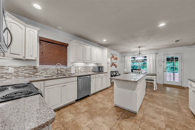 213 King Arthur Drive, Weatherford, TX 76086