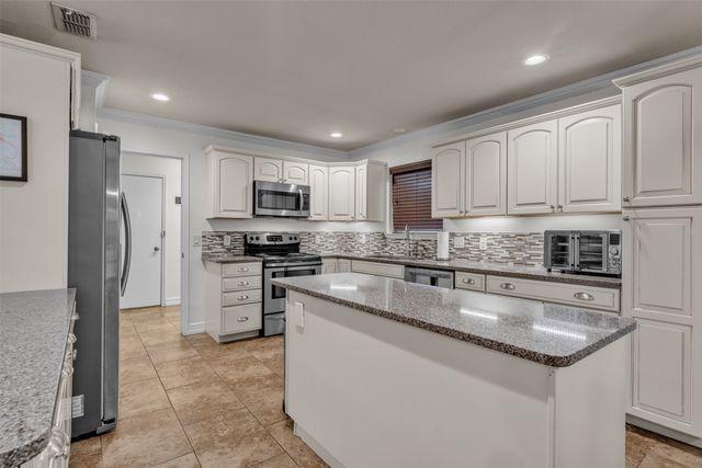 213 King Arthur Drive, Weatherford, TX 76086
