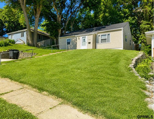 2122 S 46 Street S, Omaha, NE 68106